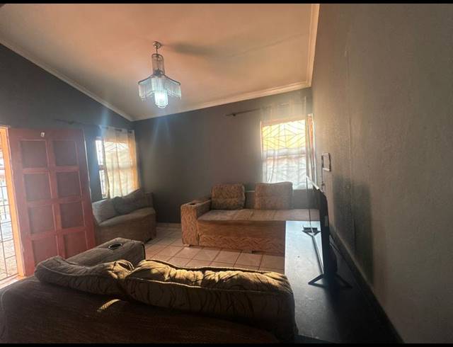 4 BEDROOM HOUSE FOR SALE IN NEWLANDS WEST